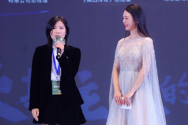 榮獲杰出青年企業(yè)家，匯雅閣總經(jīng)理鄧愛(ài)姣接受央視主持人采訪（附視頻）