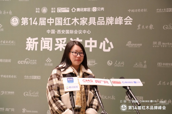 載譽(yù)歸來(lái)！紅博城策劃部經(jīng)理甘曉丹在第14屆紅木品牌峰會(huì)現(xiàn)場(chǎng)接受媒體采訪