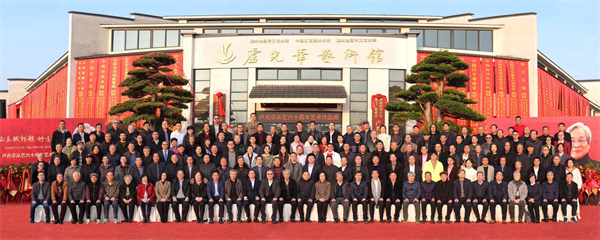 盧光華藝術(shù)館開館暨盧光華從藝60周年作品展開展,來自全國的百余名國級工藝美術(shù)大師合影留念 盧光華藝術(shù)館開館暨盧光華從藝60周年作品展開展,來自全國的百余名國級工藝美術(shù)大師合影留念