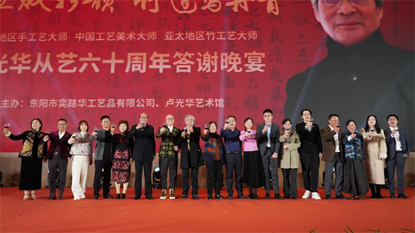 亞太地區(qū)手工藝大師盧光華大師正式收卓木王總裁杜長江為關(guān)門弟子 亞太地區(qū)手工藝大師盧光華大師正式收卓木王總裁杜長江為關(guān)門弟子