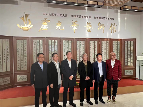 亞太地區(qū)手工藝大師盧光華(右三)、卓木王總裁杜長江(右一)師徒與浙江省糧食和物資儲備局副局長姚激揚(yáng)(右二)、市委書記樓瑯堅(左三)、常務(wù)副市長郭錦明(左二)等一眾領(lǐng)導(dǎo)合影留念 亞太地區(qū)手工藝大師盧光華(右三)、卓木王總裁杜長江(右一)師徒與浙江省糧食和物資儲備局副局長姚激揚(yáng)(右二)、市委書記樓瑯堅(左三)、常務(wù)副市長郭錦明(左二)等一眾領(lǐng)導(dǎo)合影留念
