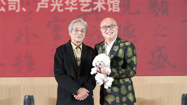 亞太地區(qū)手工藝大師盧光華(左)與卓木王總裁杜長江(右)在合影留念 亞太地區(qū)手工藝大師盧光華(左)與卓木王總裁杜長江(右)在合影留念