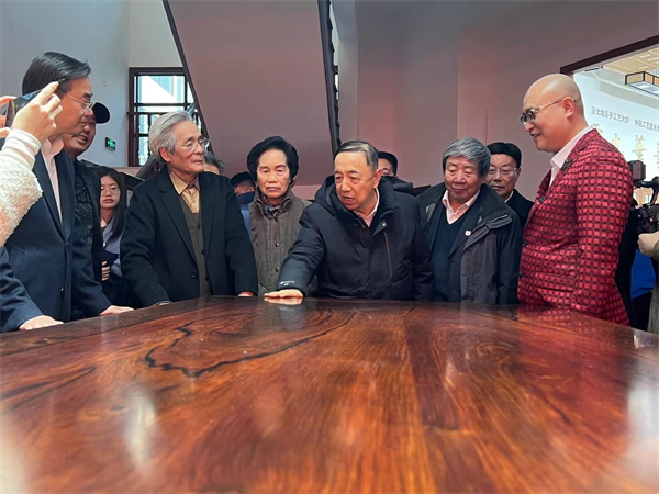 國家人社部原副部長楊志明(右三)、國家文物局原常務(wù)副局長張柏(右二)東陽市市委書記樓瑯堅(左一)等在亞太地區(qū)手工藝大師盧光華(左二)與卓木王總裁杜長江(右一)陪同下一起參觀盧光華藝術(shù)館內(nèi)陳列的卓木王《中國夢富春山居和諧書房》 國家人社部原副部長楊志明(右三)、國家文物局原常務(wù)副局長張柏(右二)東陽市市委書記樓瑯堅(左一)等在亞太地區(qū)手工藝大師盧光華(左二)與卓木王總裁杜長江(右一)陪同下一起參觀盧光華藝術(shù)館內(nèi)陳列的卓木王《中國夢富春山居和諧書房》