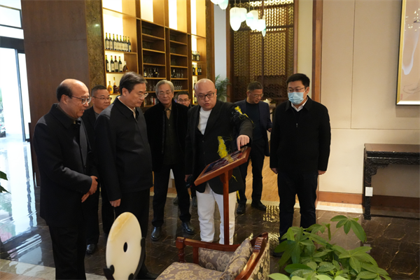 卓木王總裁杜長江向東陽市市委書記樓瑯堅介紹卓木王獻禮建黨100周年長江艦艙室復原項目 卓木王總裁杜長江向東陽市市委書記樓瑯堅介紹卓木王獻禮建黨100周年長江艦艙室復原項目