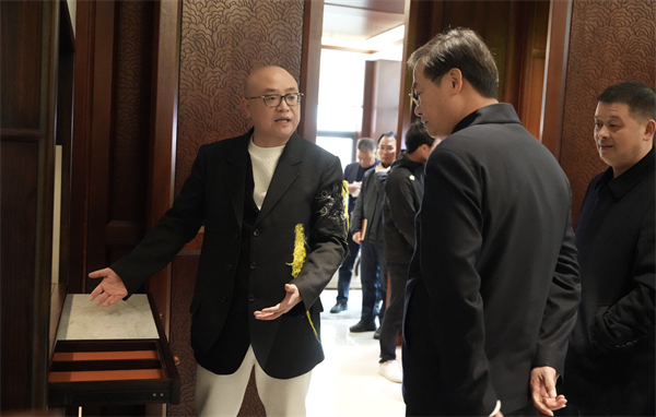 卓木王總裁杜長江向東陽市市委書記樓瑯堅介紹微醺會所 卓木王總裁杜長江向東陽市市委書記樓瑯堅介紹微醺會所