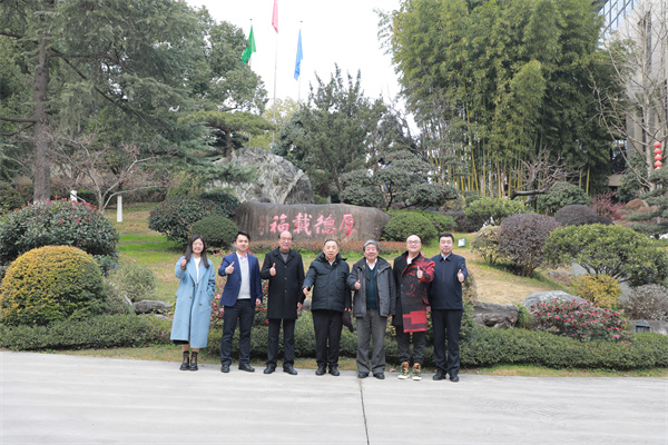 國(guó)家人社部原副部長(zhǎng)楊志明(右四)、世界博物館協(xié)會(huì)亞太聯(lián)盟原主席張柏(右三)、品牌紅木CEO林偉華(左二)蒞臨卓木王參觀并與卓木王董事長(zhǎng)杜承三(左三)、總裁杜長(zhǎng)江(右二)合影留念 國(guó)家人社部原副部長(zhǎng)楊志明(右四)、世界博物館協(xié)會(huì)亞太聯(lián)盟原主席張柏(右三)、品牌紅木CEO林偉華(左二)蒞臨卓木王參觀并與卓木王董事長(zhǎng)杜承三(左三)、總裁杜長(zhǎng)江(右二)合影留念