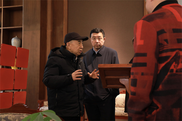 國(guó)家人社部原副部長(zhǎng)楊志明(左一)參觀卓木王展廳 國(guó)家人社部原副部長(zhǎng)楊志明(左一)參觀卓木王展廳