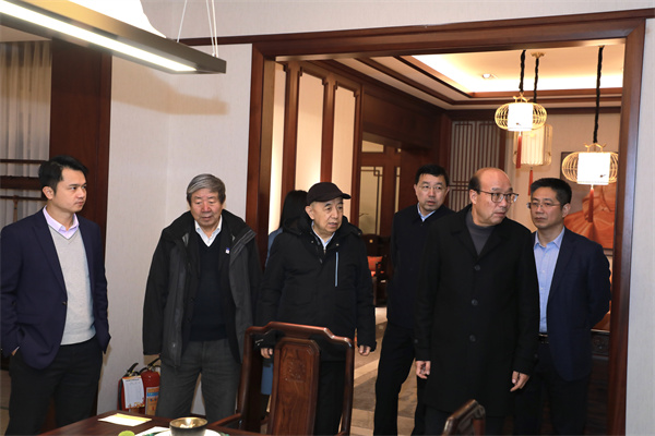 世界博物館協(xié)會(huì)亞太聯(lián)盟原主席張柏(左二)參觀卓木王展廳 世界博物館協(xié)會(huì)亞太聯(lián)盟原主席張柏(左二)參觀卓木王展廳