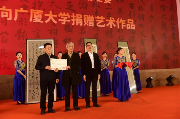 ▲盧光華大師向廣廈大學(xué)捐贈(zèng)作品 ▲盧光華大師向廣廈大學(xué)捐贈(zèng)作品