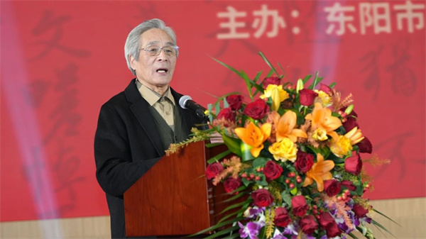 ▲盧光華大師向廣廈大學(xué)捐贈(zèng)作品 ▲盧光華大師向廣廈大學(xué)捐贈(zèng)作品