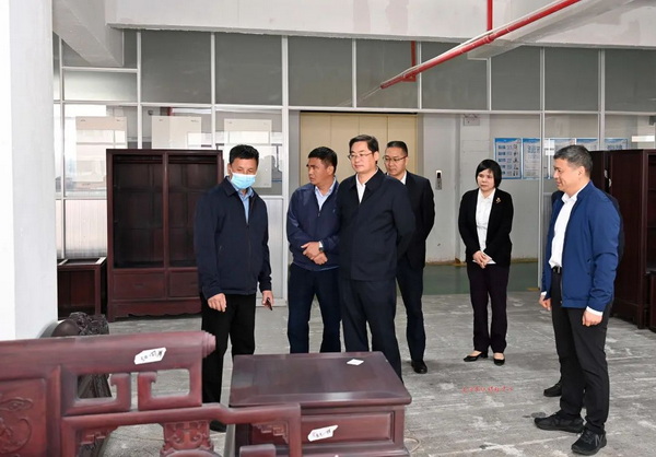 東陽市委書記樓瑯堅(左三)與董事長陸飛躍(左一)參觀喜迎紅紅木工廠 東陽市委書記樓瑯堅(左三)與董事長陸飛躍(左一)參觀喜迎紅紅木工廠
