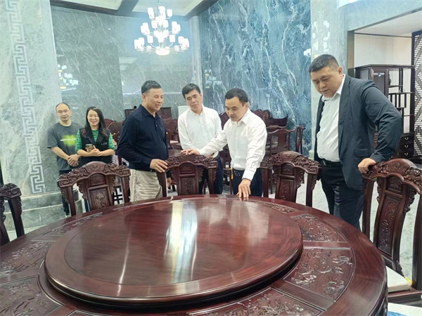 東陽市市長黃勝可(右二)一行與董事長陸飛躍(左三)參觀喜迎紅紅木展廳 東陽市市長黃勝可(右二)一行與董事長陸飛躍(左三)參觀喜迎紅紅木展廳
