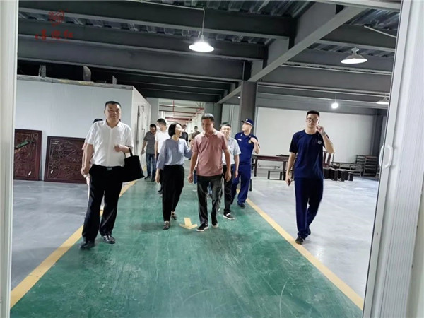 東陽市副市長龔杭娟(左二)一行在董事長陸飛躍(右二)陪同下參觀了喜迎紅紅木工廠 東陽市副市長龔杭娟(左二)一行在董事長陸飛躍(右二)陪同下參觀了喜迎紅紅木工廠