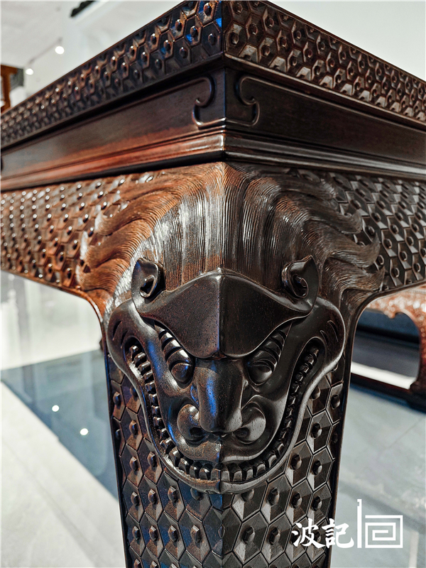 《小葉紫檀菠蘿紋畫臺》腿部龍紋細(xì)節(jié)圖 《小葉紫檀菠蘿紋畫臺》腿部龍紋細(xì)節(jié)圖