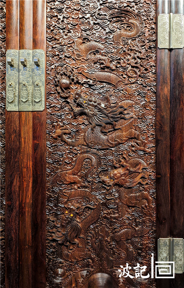 《小葉紫檀雕龍頂箱柜》右側(cè)柜門龍紋細(xì)節(jié)圖 《小葉紫檀雕龍頂箱柜》右側(cè)柜門龍紋細(xì)節(jié)圖