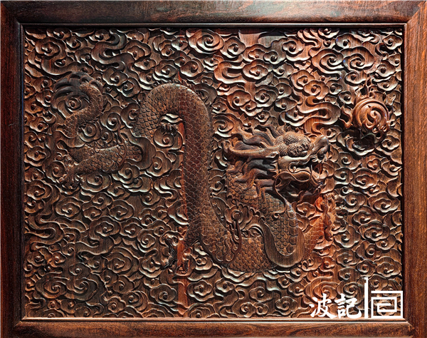 《小葉紫檀雕龍畫柜》側(cè)面龍紋細(xì)節(jié)圖 《小葉紫檀雕龍畫柜》側(cè)面龍紋細(xì)節(jié)圖