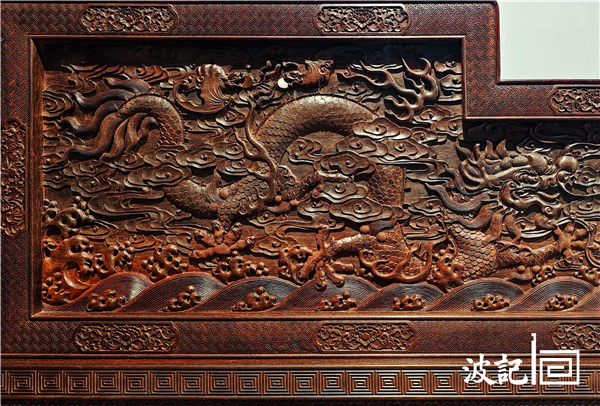 《小葉紫檀雕龍寶座》右側(cè)圍板龍紋細(xì)節(jié)圖 《小葉紫檀雕龍寶座》右側(cè)圍板龍紋細(xì)節(jié)圖