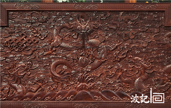 《小葉紫檀雕龍寶座》正中圍板龍紋細(xì)節(jié)圖 《小葉紫檀雕龍寶座》正中圍板龍紋細(xì)節(jié)圖