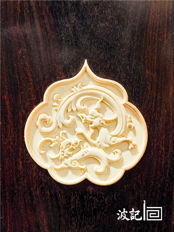 《小葉紫檀鑲牙官帽椅》靠背龍紋細(xì)節(jié)圖 《小葉紫檀鑲牙官帽椅》靠背龍紋細(xì)節(jié)圖