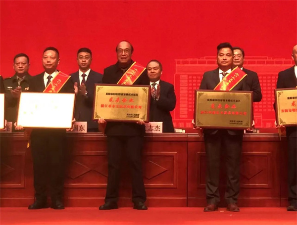 卓木王董事長(zhǎng) 杜承三（中）