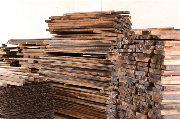 慕東方取材率僅有20%，從五噸木材中只能精選一噸使用