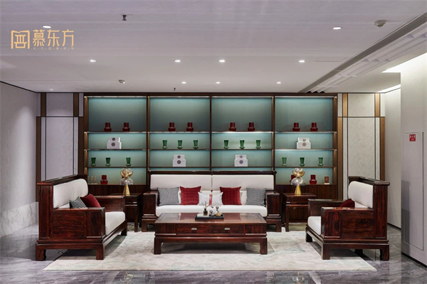 慕東方《君臨沙發(fā)》