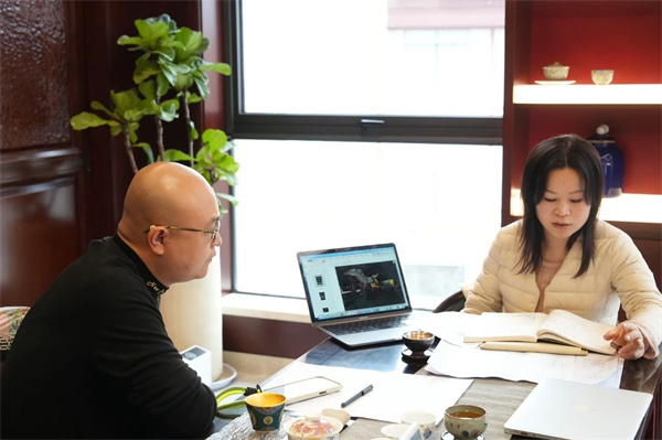 卓木王總裁杜長(zhǎng)江(左)中國(guó)美術(shù)學(xué)院國(guó)藝城市設(shè)計(jì)藝術(shù)研究院副院長(zhǎng)曹曉清(右) 卓木王總裁杜長(zhǎng)江(左)中國(guó)美術(shù)學(xué)院國(guó)藝城市設(shè)計(jì)藝術(shù)研究院副院長(zhǎng)曹曉清(右)