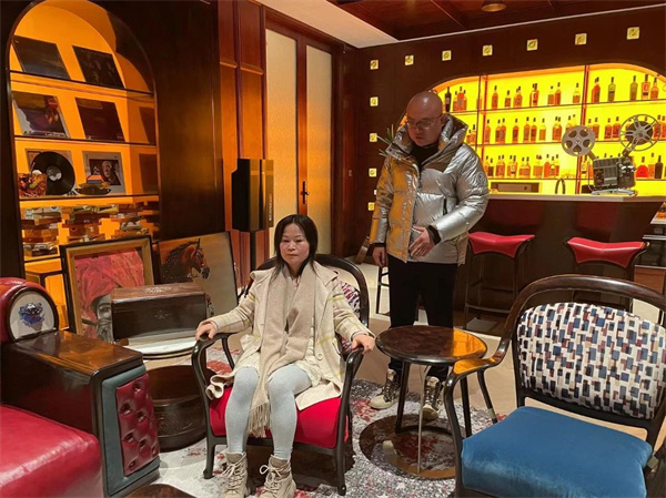 中國(guó)美術(shù)學(xué)院國(guó)藝城市設(shè)計(jì)藝術(shù)研究院副院長(zhǎng)曹曉清(左)卓木王總裁杜長(zhǎng)江(右) 中國(guó)美術(shù)學(xué)院國(guó)藝城市設(shè)計(jì)藝術(shù)研究院副院長(zhǎng)曹曉清(左)卓木王總裁杜長(zhǎng)江(右)