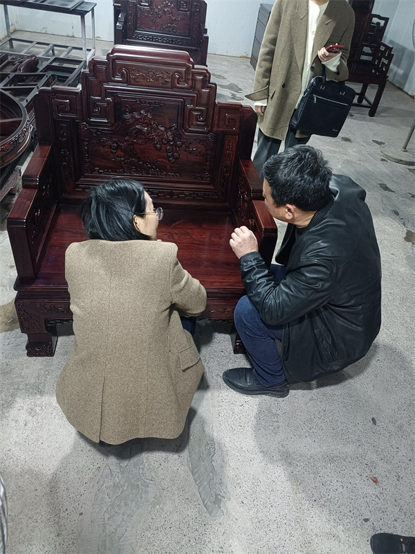 東陽市副市長龔杭娟(左)在喜迎紅紅木董事長陸飛躍(右)講解下近距離了解觀察水性漆紅木家具 東陽市副市長龔杭娟(左)在喜迎紅紅木董事長陸飛躍(右)講解下近距離了解觀察水性漆紅木家具