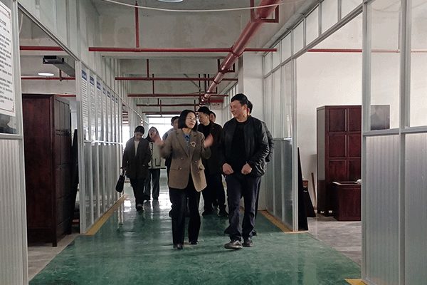 浙江省東陽市副市長龔杭娟(左)一行蒞臨喜迎紅紅木指導(dǎo)工作 浙江省東陽市副市長龔杭娟(左)一行蒞臨喜迎紅紅木指導(dǎo)工作