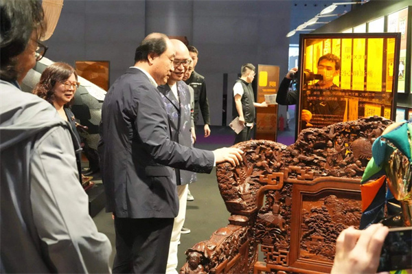 卓木王總裁杜長江為到場嘉賓介紹《中國夢富春山居和諧寶座》 卓木王總裁杜長江為到場嘉賓介紹《中國夢富春山居和諧寶座》