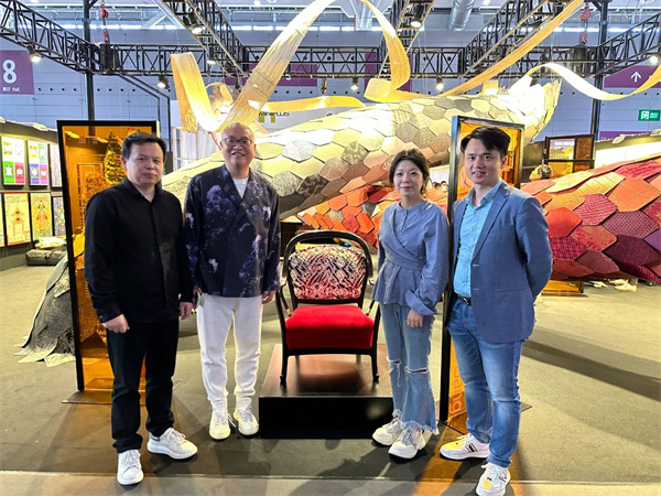 卓木王總裁杜長江與到場嘉賓合影 卓木王總裁杜長江與到場嘉賓合影