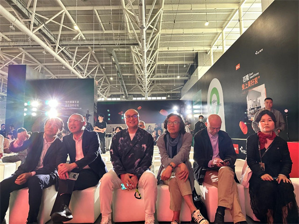 卓木王總裁杜長江受邀參加論壇(左三) 卓木王總裁杜長江受邀參加論壇(左三)