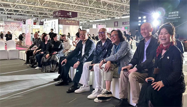 卓木王總裁杜長江受邀參加論壇(右四) 卓木王總裁杜長江受邀參加論壇(右四)