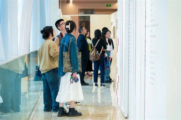 精妙絕倫的獲獎(jiǎng)作品引得大眾駐足欣賞