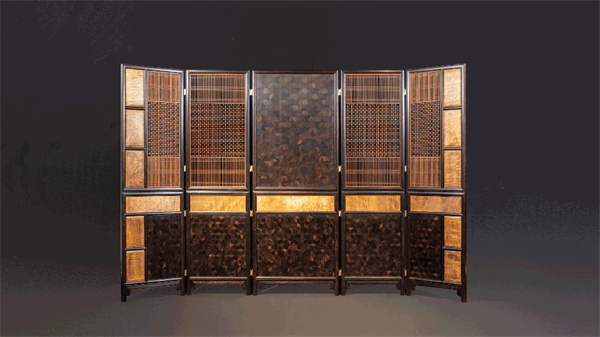 榮鼎軒紅木參展作品《錦翎邸屏風(fēng)》 榮鼎軒紅木參展作品《錦翎邸屏風(fēng)》