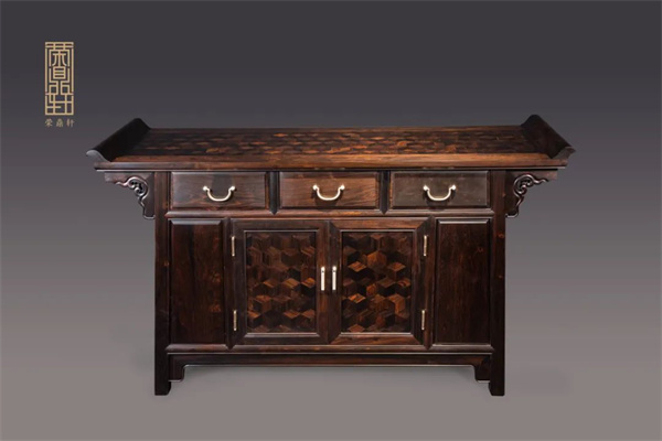 榮鼎軒紅木參展作品《明式翹頭三聯(lián)柜》 榮鼎軒紅木參展作品《明式翹頭三聯(lián)柜》