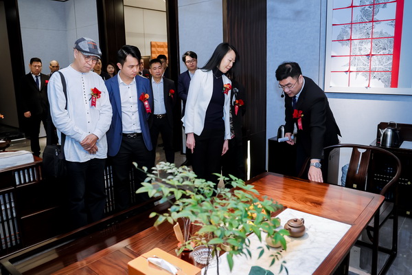 眾領(lǐng)導(dǎo)嘉賓品鑒東成家居精品