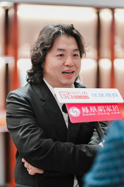 友聯(lián)·家執(zhí)行總裁兼總設(shè)計(jì)師戴愛(ài)國(guó)接受品牌紅木網(wǎng)、優(yōu)居視界與鳳凰網(wǎng)家居的聯(lián)合采訪
