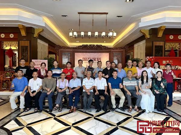 高級工藝美術師、國方家居創(chuàng)始人陳新平沙溪詩社、沙溪鎮(zhèn)書法協(xié)會、沙溪鎮(zhèn)炫音藝術及中山市音協(xié)古琴分會齊聚國方家居 高級工藝美術師、國方家居創(chuàng)始人陳新平沙溪詩社、沙溪鎮(zhèn)書法協(xié)會、沙溪鎮(zhèn)炫音藝術及中山市音協(xié)古琴分會齊聚國方家居