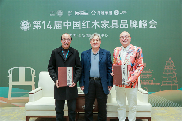 全國人大法律委員會原副主任、全國政協(xié)原常委、全國工商聯(lián)原常務(wù)副主席孫安民(中)卓木王董事長杜承三(左)、總裁杜長江(右)贈書 全國人大法律委員會原副主任、全國政協(xié)原常委、全國工商聯(lián)原常務(wù)副主席孫安民(中)卓木王董事長杜承三(左)、總裁杜長江(右)贈書