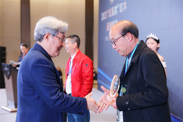 全國人大法律委員會原副主任、全國政協(xié)原常委、全國工商聯(lián)原常務(wù)副主席孫安民(左)為卓木王總裁杜承三(右)頒獎 全國人大法律委員會原副主任、全國政協(xié)原常委、全國工商聯(lián)原常務(wù)副主席孫安民(左)為卓木王總裁杜承三(右)頒獎