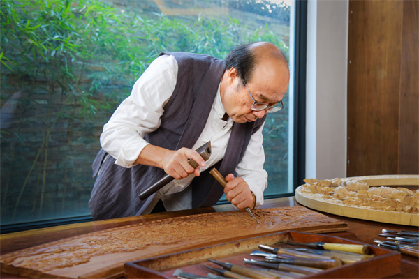 卓木王董事長杜承三四十多年如一日鉆研東陽木雕工藝 卓木王董事長杜承三四十多年如一日鉆研東陽木雕工藝