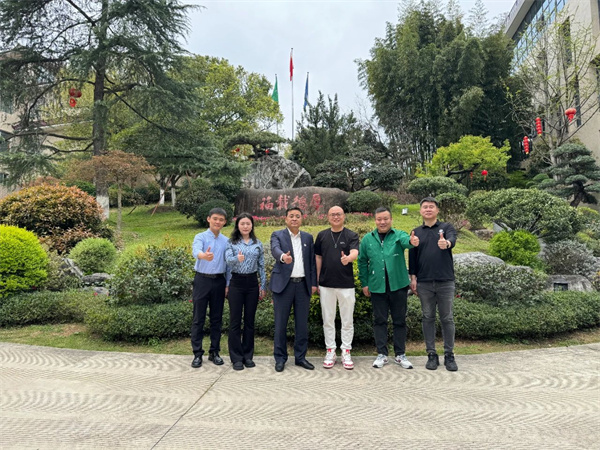 全聯(lián)家具裝飾業(yè)商會秘書長張仁江(左三)蒞臨卓木王參觀指導 全聯(lián)家具裝飾業(yè)商會秘書長張仁江(左三)蒞臨卓木王參觀指導