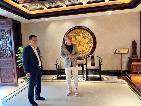 杜長江總裁(右一)陪同張仁江(左一)參觀展廳 杜長江總裁(右一)陪同張仁江(左一)參觀展廳