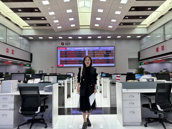 凹凸傳奇紅木董事長唐麗出席全國首批工程合作企業(yè)紅木資產北交所掛牌啟動會