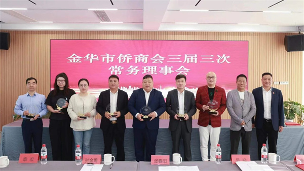 卓木王總裁杜長(zhǎng)江(右三)當(dāng)選第三屆理事會(huì)常務(wù)副會(huì)長(zhǎng) 卓木王總裁杜長(zhǎng)江(右三)當(dāng)選第三屆理事會(huì)常務(wù)副會(huì)長(zhǎng)