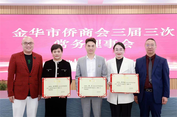 卓木王總裁杜長(zhǎng)江(左一) 卓木王總裁杜長(zhǎng)江(左一)