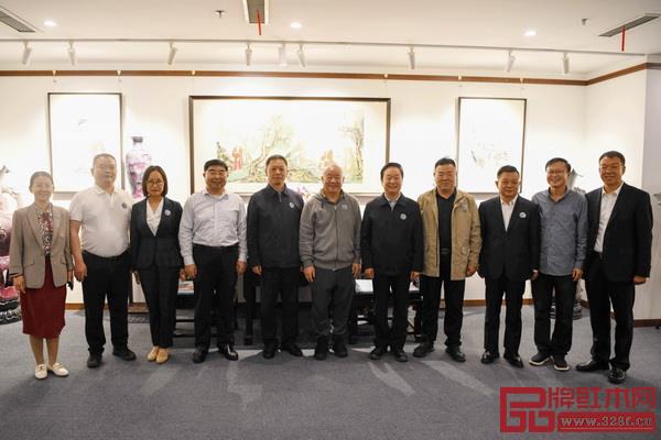 懷古董事長林志權(quán)（左二）與各位領(lǐng)導(dǎo)合影