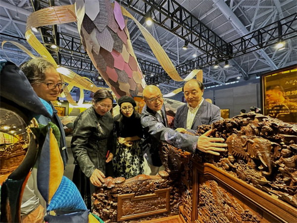 卓木王董事長杜承三作品《中國夢和諧寶座》驚艷亮相深圳國際家具展,吸引無數人駐足停留欣賞 卓木王董事長杜承三作品《中國夢和諧寶座》驚艷亮相深圳國際家具展,吸引無數人駐足停留欣賞